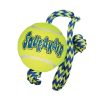 Kong Hundelegetøj Air Squeaker tennis bold med reb M. Ø6cm